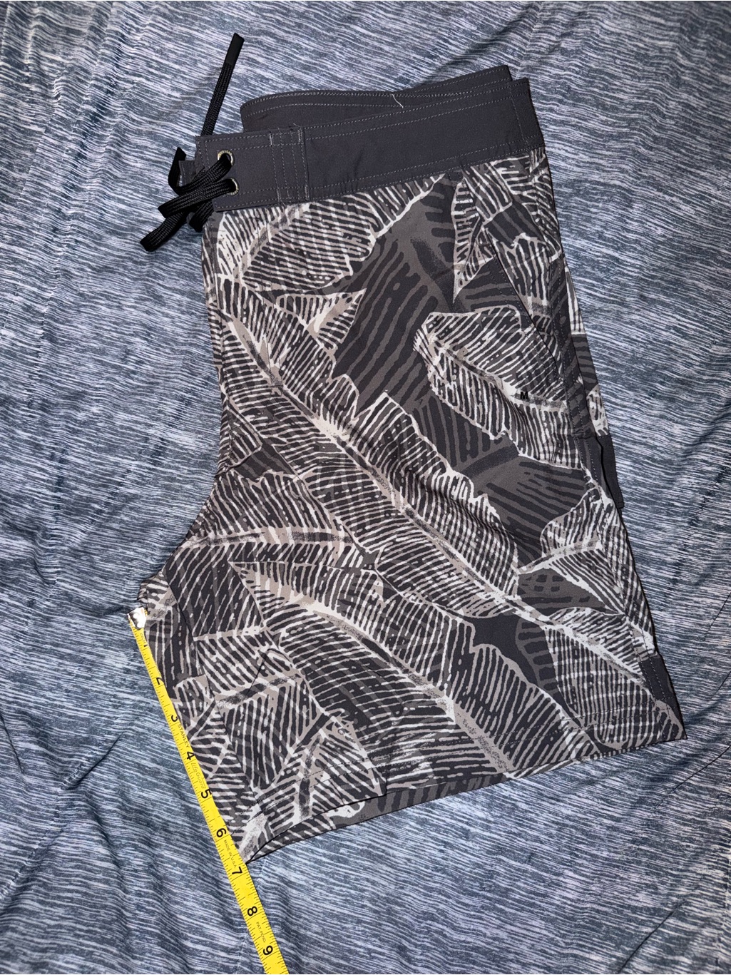 American Eagle 7” Floral Board Shorts W/ Cargo Pocket. Medium.
